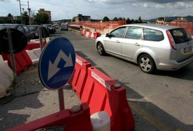 A sinistra i lavori e sopra il ponte vecchio che sar&agrave; demolito a giorni 