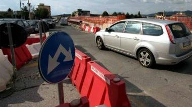 A sinistra i lavori e sopra il ponte vecchio che sarà demolito a giorni