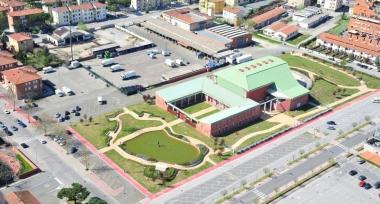 A destra il Teatro Era com&egrave; oggi e i giorni in cui lo stavano costruendo; subito sotto il fotografo volante Piero Frassi  