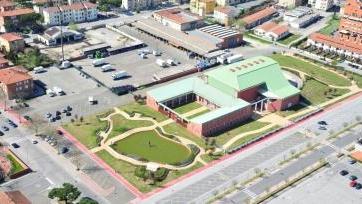 A destra il Teatro Era com’è oggi e i giorni in cui lo stavano costruendo; subito sotto il fotografo “volante” Piero Frassi