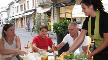 <b>DIVERTIMENTO.</b> Aperitivo al piazzone