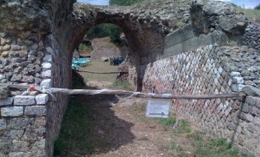 <b>ANFITEATRO.</b> Laccesso principale sbarrato da pi&ugrave; di un anno 