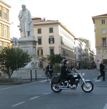 Sono anni che il sindaco annuncia la riapertura al traffico di piazza Cavour 