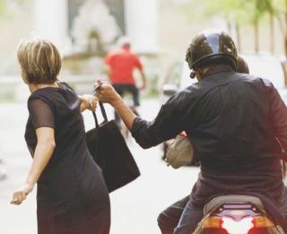 Arrestato il giovane che avrebbe messo a segno alcuni scippi