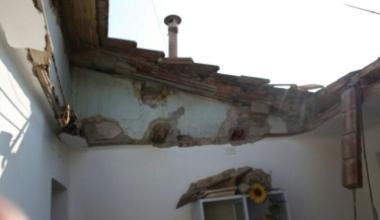 Crolla il tetto di una casa, tragedia sfiorata