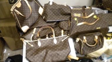 40mila false borse Vuitton sequestrate in un magazzino a Vinci