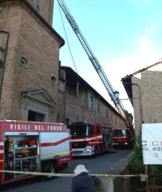Fulmine sulla chiesa prendono fuoco le travi del tetto