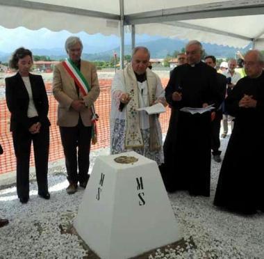 <b>BENEDIZIONE.</b> Il momento della preghiera con Monsignor Eugenio Binini davanti alla prima pietra  