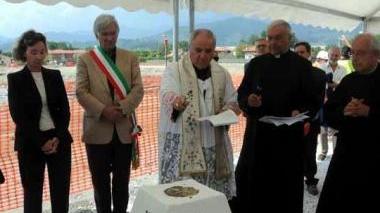 <b>BENEDIZIONE.</b> Il momento della preghiera con Monsignor Eugenio Binini davanti alla prima pietra