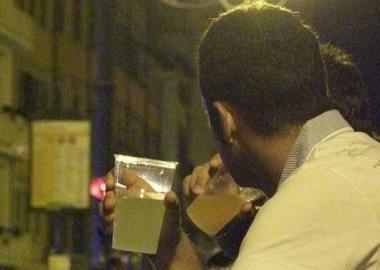 Un giovane con un bicchiere di birra 