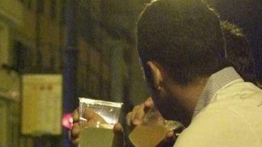 Un giovane con un bicchiere di birra