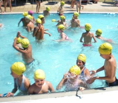 I ragazzi si divertono in piscina grazie allUisp 