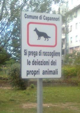 Il cartello di divieto nel parco don Aldo Mei 