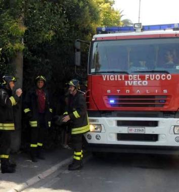 I vigili del fuoco hanno lavorato unora per spegnere le fiamme 