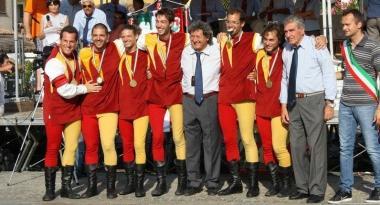Gli sbandieratori del rione Ferraia presenti al campionato italiano di serie A2 dove sono arrivati quinti        