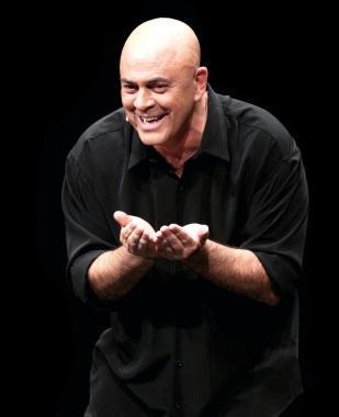 Maurizio Crozza stasera in piazza Bovio 