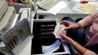 Lo sportello di un istituto di credito (foto d’archivio)
