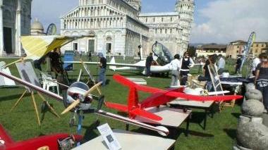 Un momento delle celebrazioni per i cento anni d’aviazione a Pisa