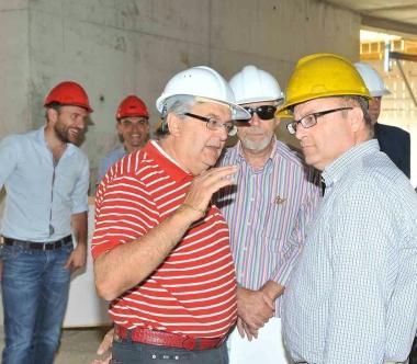 A sinistra il sindaco Renzo Mochi in cantiere A destra uno scorcio della struttura in corso di realizzazione         
