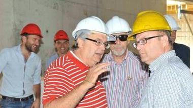 A sinistra il sindaco Renzo Mochi in cantiere A destra uno scorcio della struttura in corso di realizzazione