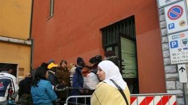 Immigrati in fila per le pratiche; il vecchio consiglio degli stranieri