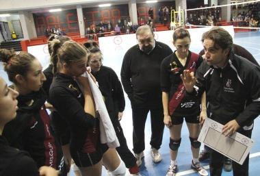 Federico Fiaschi mentre d&agrave; direttive alla squadra 