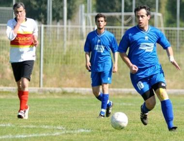 Vanio Gori portato in trionfo dai suoi ragazzi dopo la vittoria ai playoff, a lato Marinari del San Vincenzo in azione contro il Riotorto al ritorno dei playout 