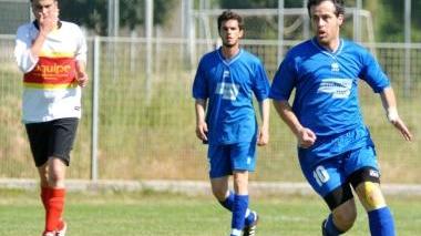 Vanio Gori portato in trionfo dai suoi ragazzi dopo la vittoria ai playoff, a lato Marinari del San Vincenzo in azione contro il Riotorto al ritorno dei playout