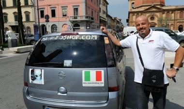 Maurizio Alfano accanto alla sua auto sponsorizzata    