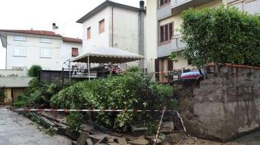 Il muro di contenimento piombato sul piazzale delle abitazioni sottostanti a pochi centimetri dalle porte d’ingresso Sotto, il sindaco David Scatragli