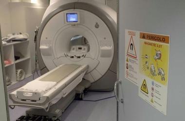 La nuova risonanza magnetica e, sotto, un momento della presentazione 