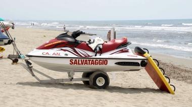 Due momenti del tentativo di recupero e di salvataggio del turista fiorentino colto ieri mattina da malore durante il bagno
