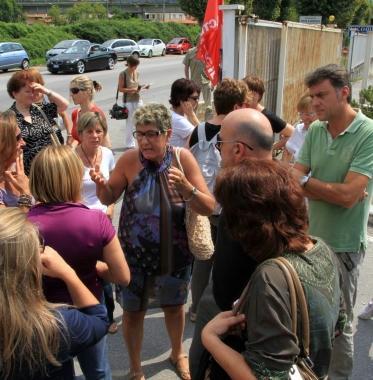 I lavoratori discutono davanti ai cancelli 