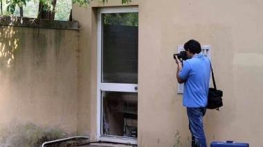 La porta sul retro della banca dalla quale sono entrati i banditi