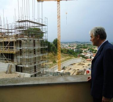 Il sindaco di Fucecchio Claudio Toni osserva lo scheletro delle torri-ascensore    