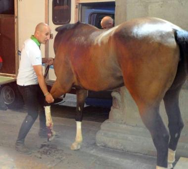 A fianco Sopran Ginestra ferita in prova a destra il dottor Gabbrielli  