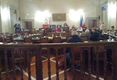 Una seduta del consiglio semi-deserta come quella di ieri  