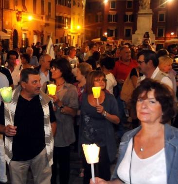 Il corteo partito dalla piazza dellospedale e arrivato fin nel centro storico prima di fermarsi davanti al palazzo del Comune   