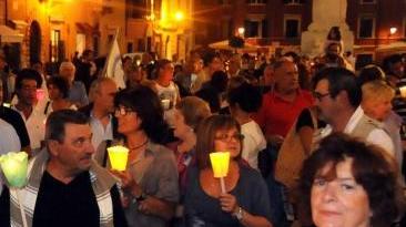Il corteo partito dalla piazza dell’ospedale e arrivato fin nel centro storico prima di fermarsi davanti al palazzo del Comune