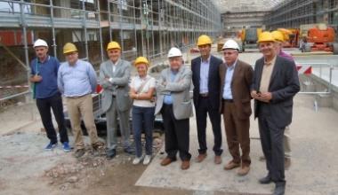 Foto di gruppo nella Cattedrale con il sindaco e il presidente dellente Caripit Ivano Paci (al centro) 