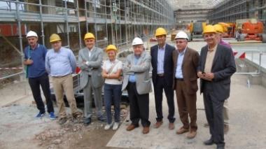 Foto di gruppo nella Cattedrale con il sindaco e il presidente dell’ente Caripit Ivano Paci (al centro)