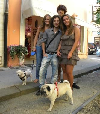 Alcuni dei cani e dei relativi padroni partecipanti all’happy hour