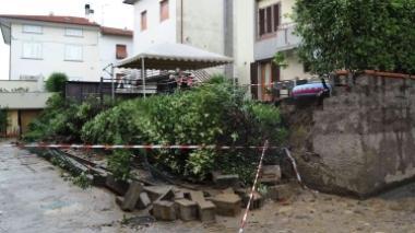 Crolla un muro, momenti di paura in via Ariosto a Montale