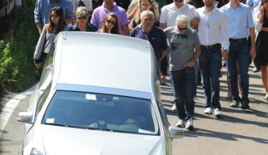 Silenzio e lacrime per Simone. In migliaia al funerale del venticinquenne morto
