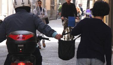 Altri due tentativi di scippo, polizia sulle stracce dell'autore