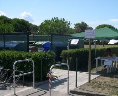 Bidoni raccolti in unisola ecologica 