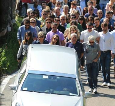 <b>FAMILIARI.</b> Accompagnano il feretro verso il cimitero 