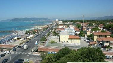 Il lungomare di Marina di Massa