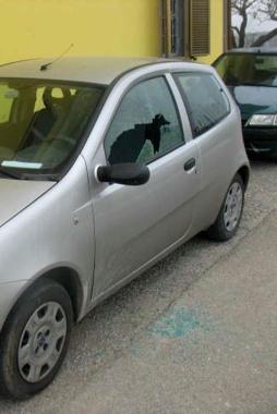 L’auto danneggiata dall’operaio e il sindaco Antonio Pappalardo