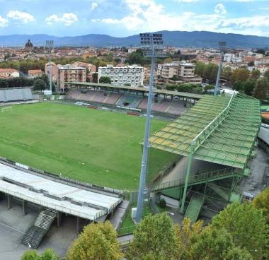 Sulla destra la curva nord dello stadio Melani 